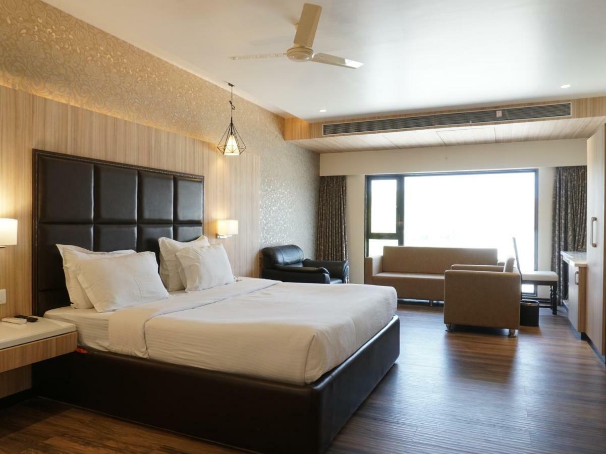 Palette Four Seasons Recreation Resort Jalgaon Exterior foto